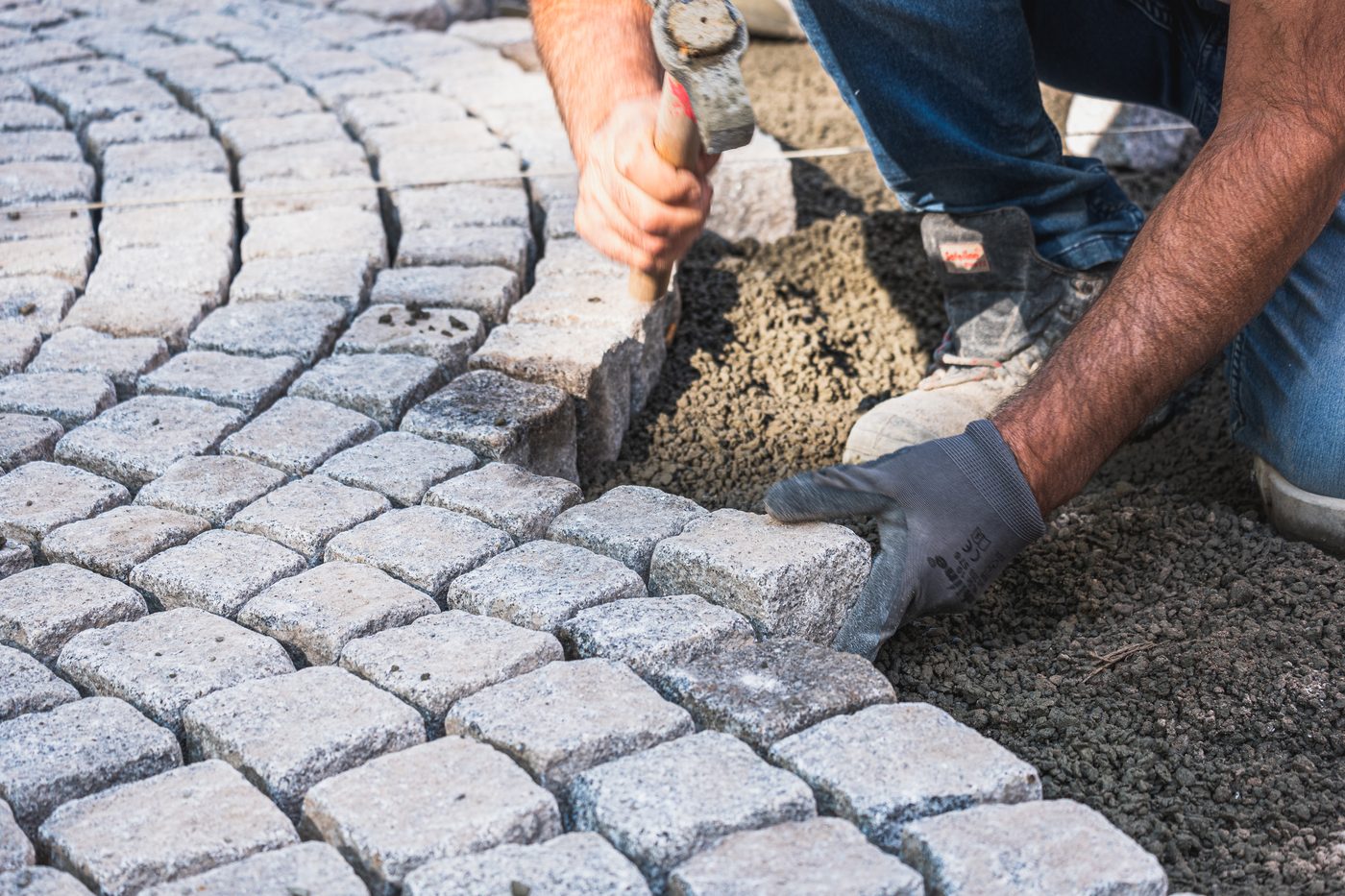 Ustalar sokakta parke taşı döşemesi yaparken